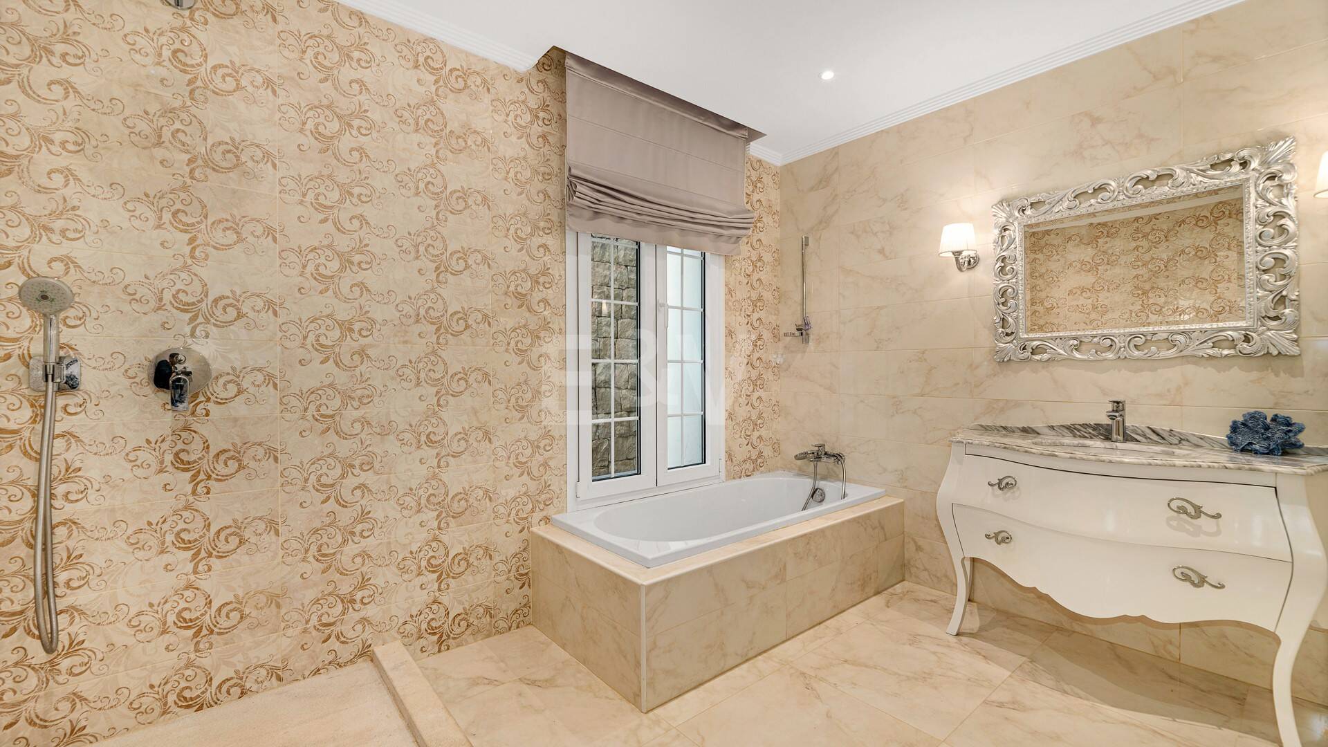 Elegant Classic Villa med öppen havsutsikt på en stor tomt i Cascada de Camoján