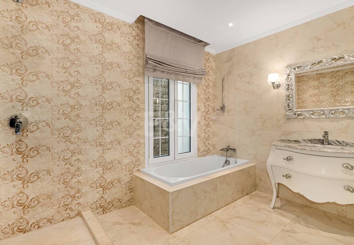 Elegant Classic Villa med öppen havsutsikt på en stor tomt i Cascada de Camoján