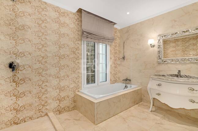 Elegant Classic Villa med öppen havsutsikt på en stor tomt i Cascada de Camoján