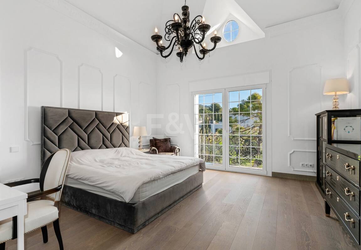 Elegant Classic Villa med öppen havsutsikt på en stor tomt i Cascada de Camoján