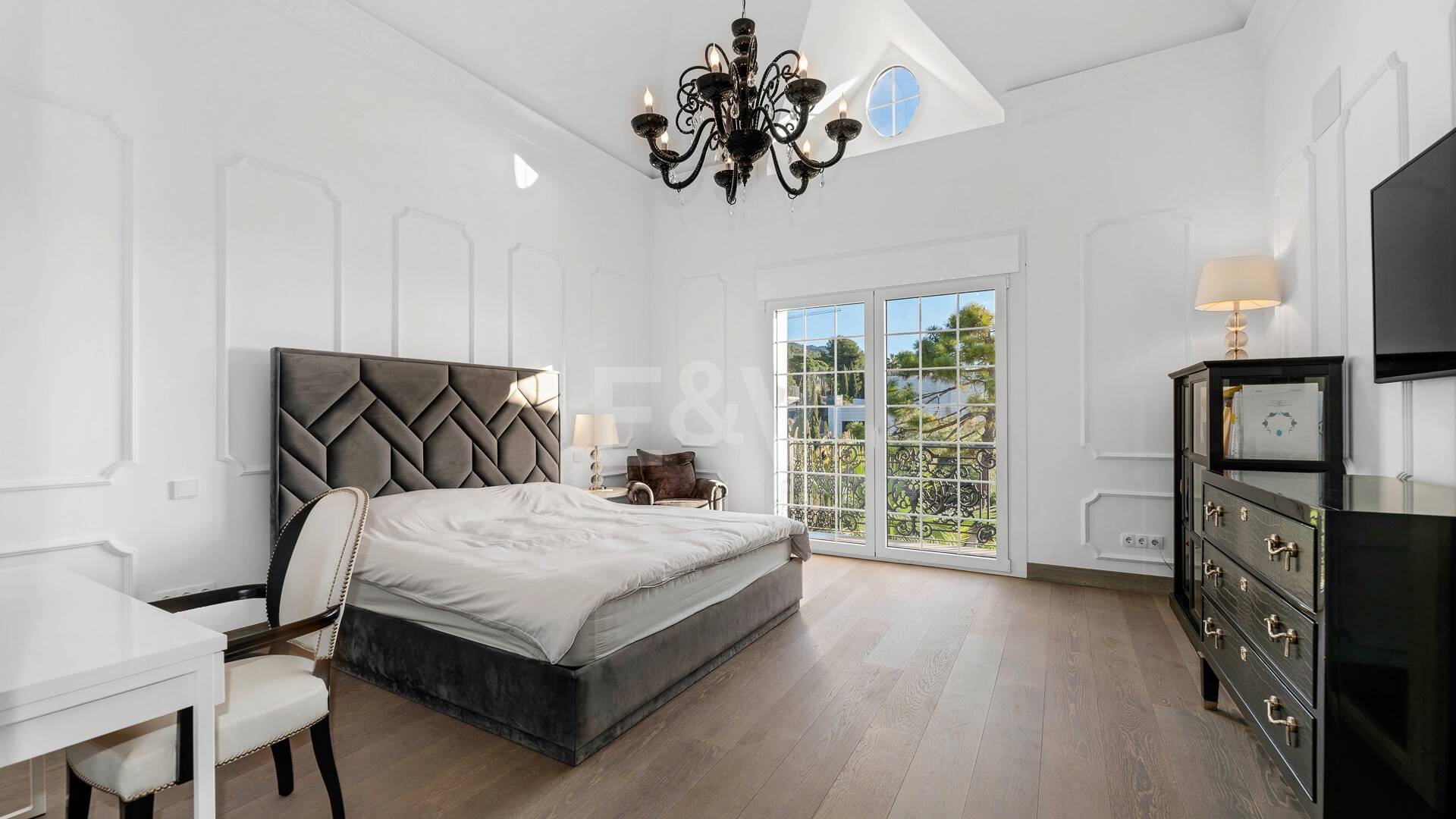 Elegant Classic Villa med öppen havsutsikt på en stor tomt i Cascada de Camoján