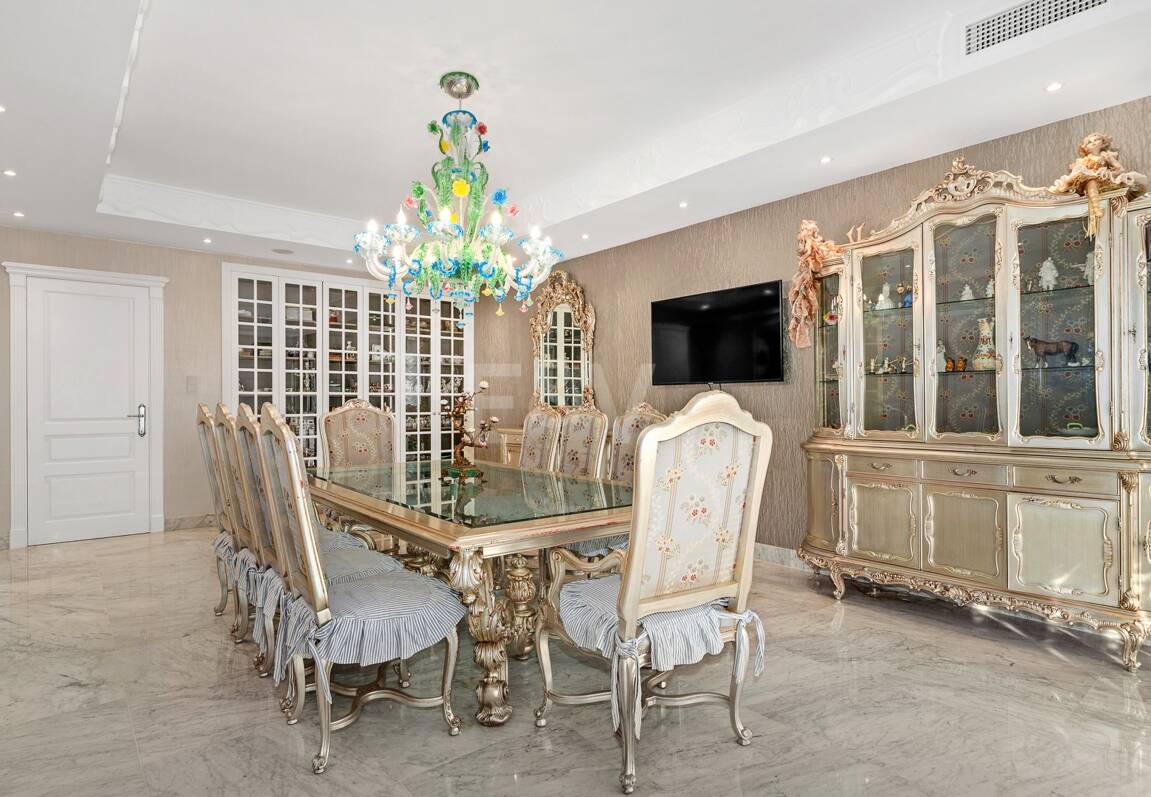 Elegant Classic Villa med öppen havsutsikt på en stor tomt i Cascada de Camoján