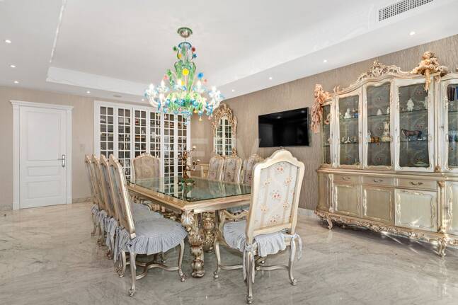 Elegant Classic Villa med öppen havsutsikt på en stor tomt i Cascada de Camoján