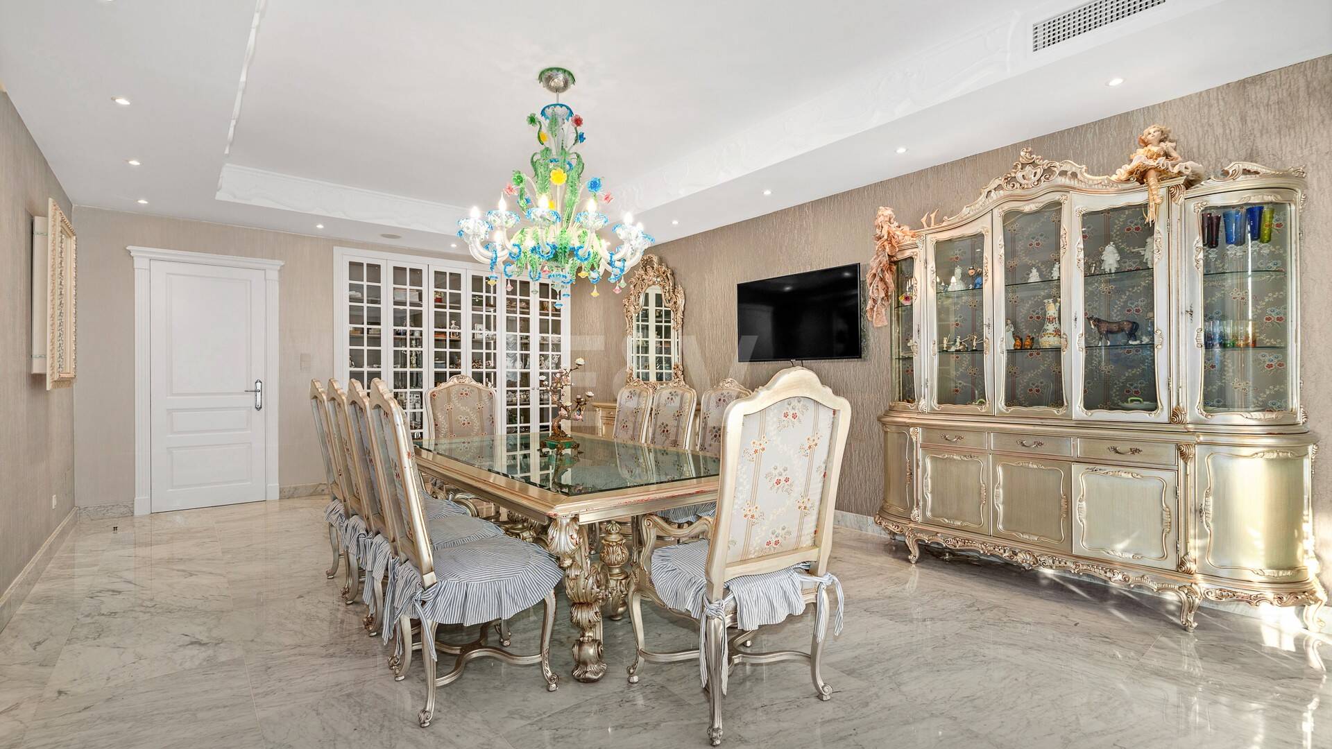 Elegant Classic Villa med öppen havsutsikt på en stor tomt i Cascada de Camoján