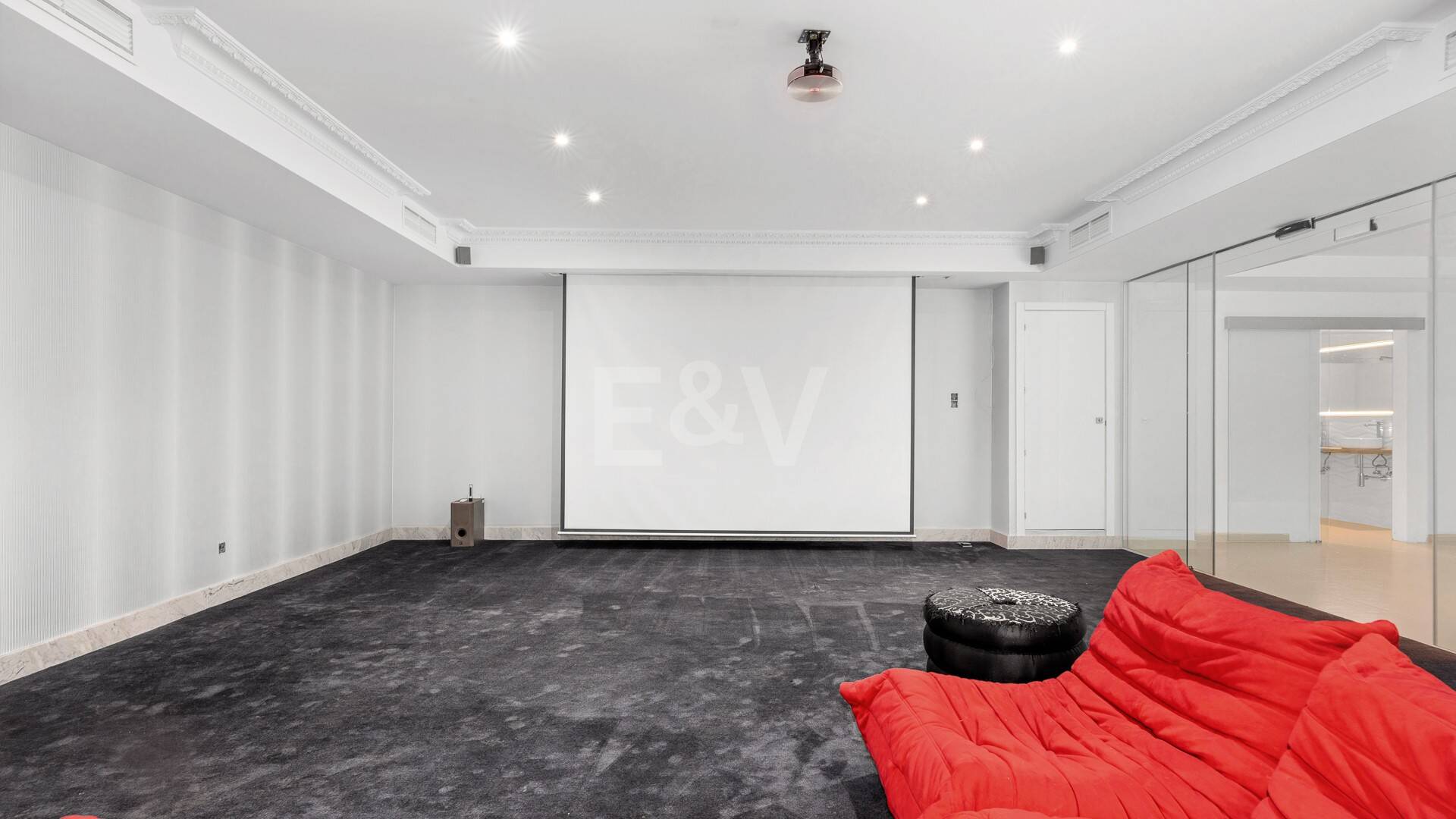 Elegant Classic Villa med öppen havsutsikt på en stor tomt i Cascada de Camoján