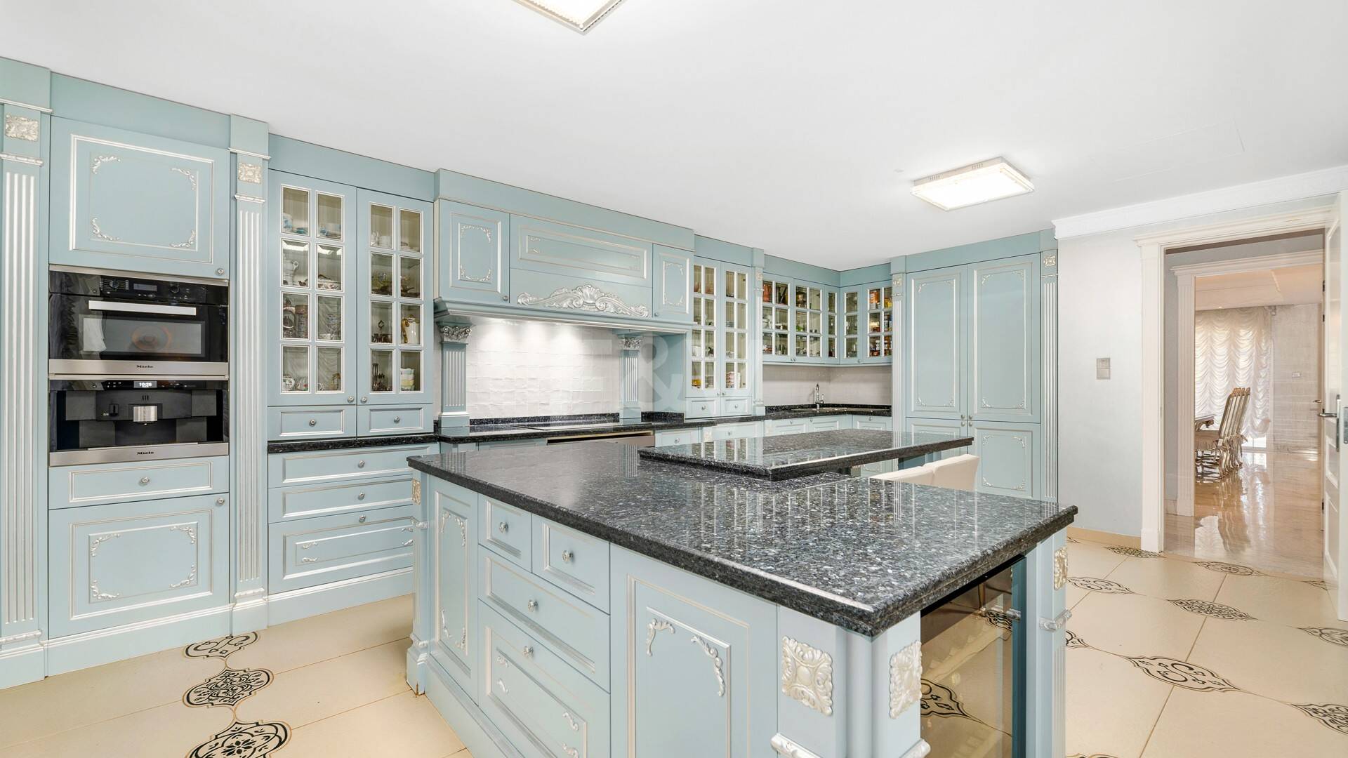 Elegant Classic Villa med öppen havsutsikt på en stor tomt i Cascada de Camoján