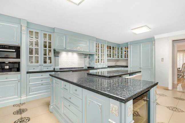 Elegant Classic Villa med öppen havsutsikt på en stor tomt i Cascada de Camoján