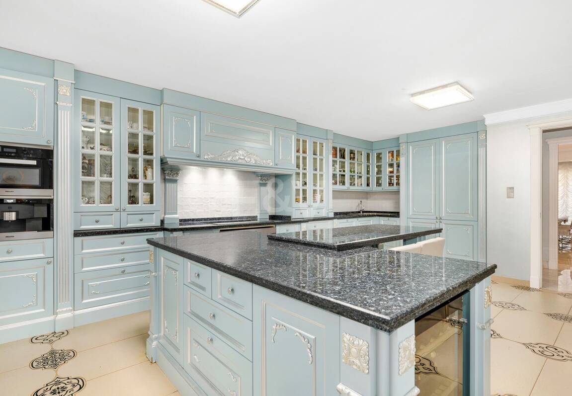 Elegant Classic Villa med öppen havsutsikt på en stor tomt i Cascada de Camoján