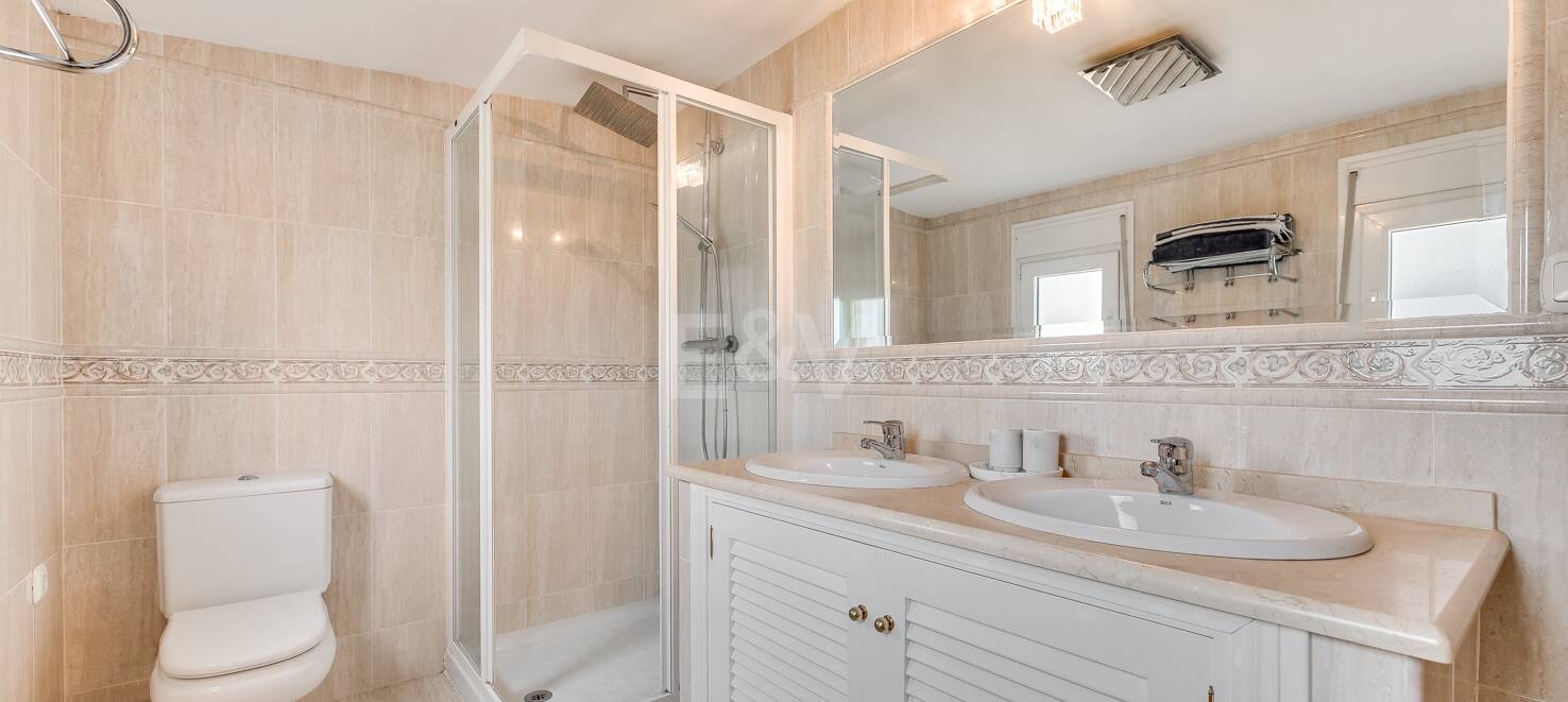 Exquisite 4 bedroom rental with sea views on The Golden Mile, Marbella.