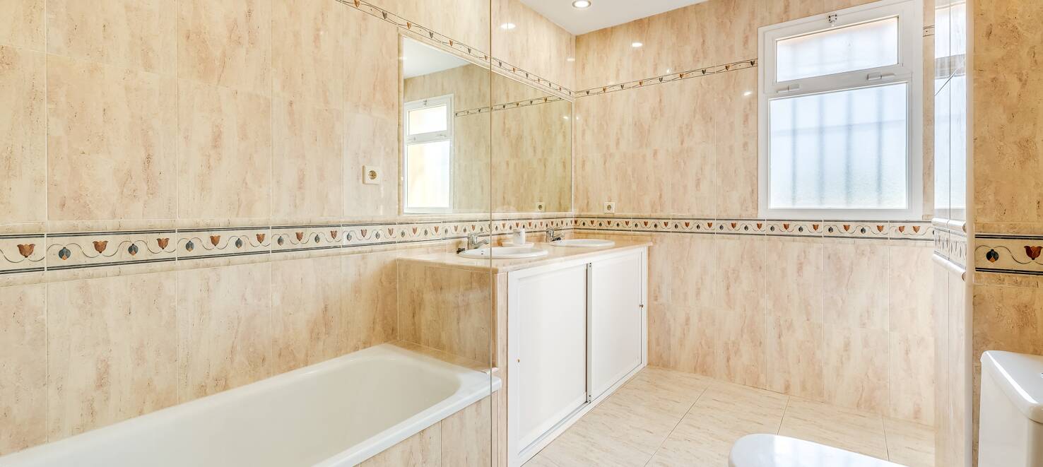 Exquisite 4 bedroom rental with sea views on The Golden Mile, Marbella.