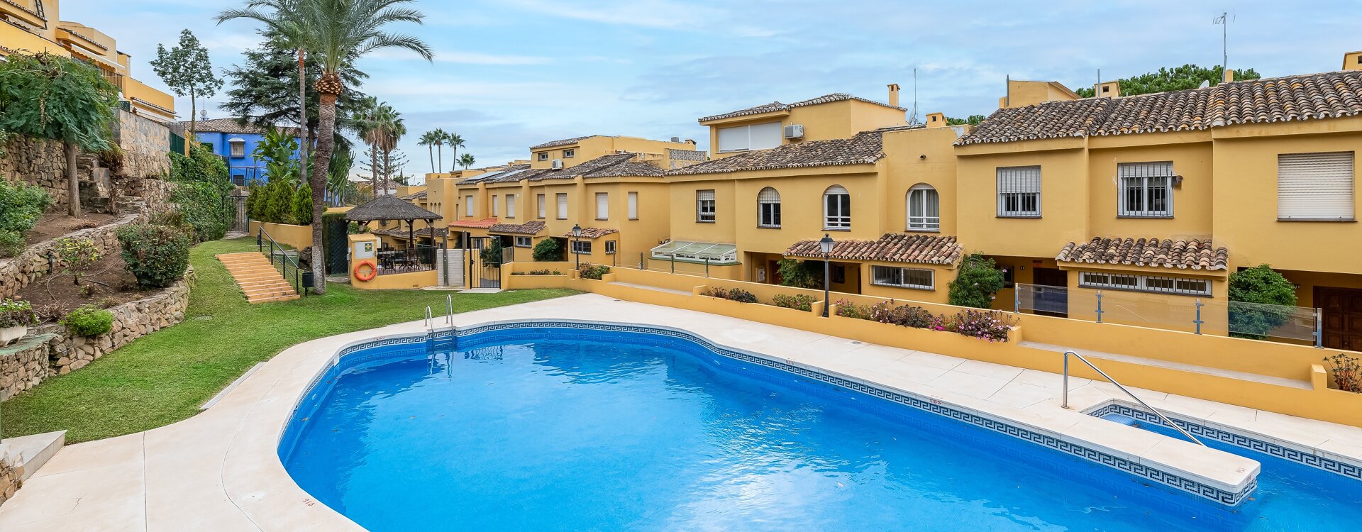 Fantástica propiedad de 4 habitaciones con vistas al mar en la Milla de Oro, Marbella