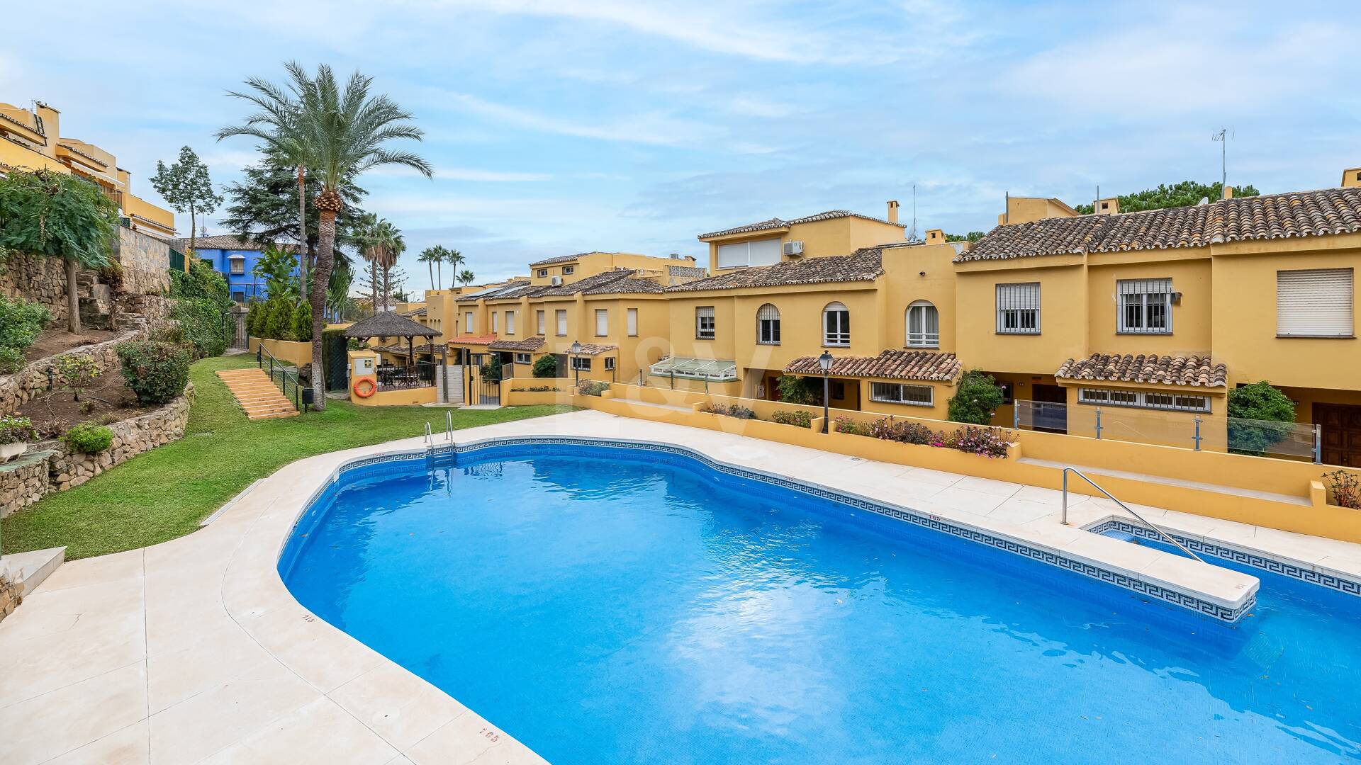 Exquisite 4 bedroom rental with sea views on The Golden Mile, Marbella.