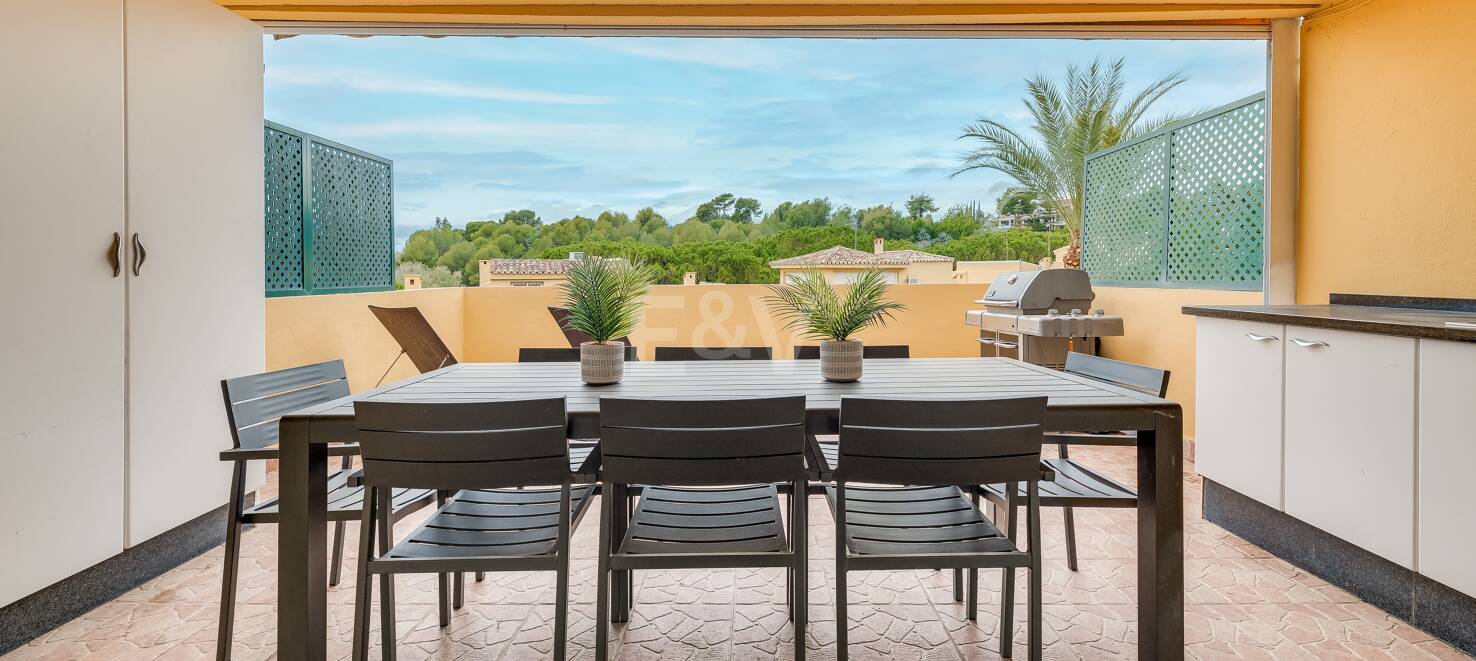 Exquisite 4 bedroom rental with sea views on The Golden Mile, Marbella.