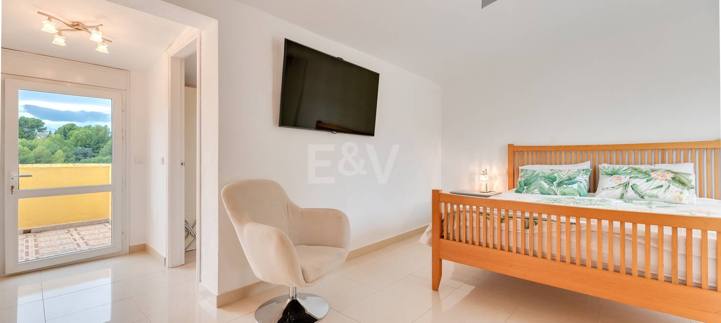 Exquisite 4 bedroom rental with sea views on The Golden Mile, Marbella.