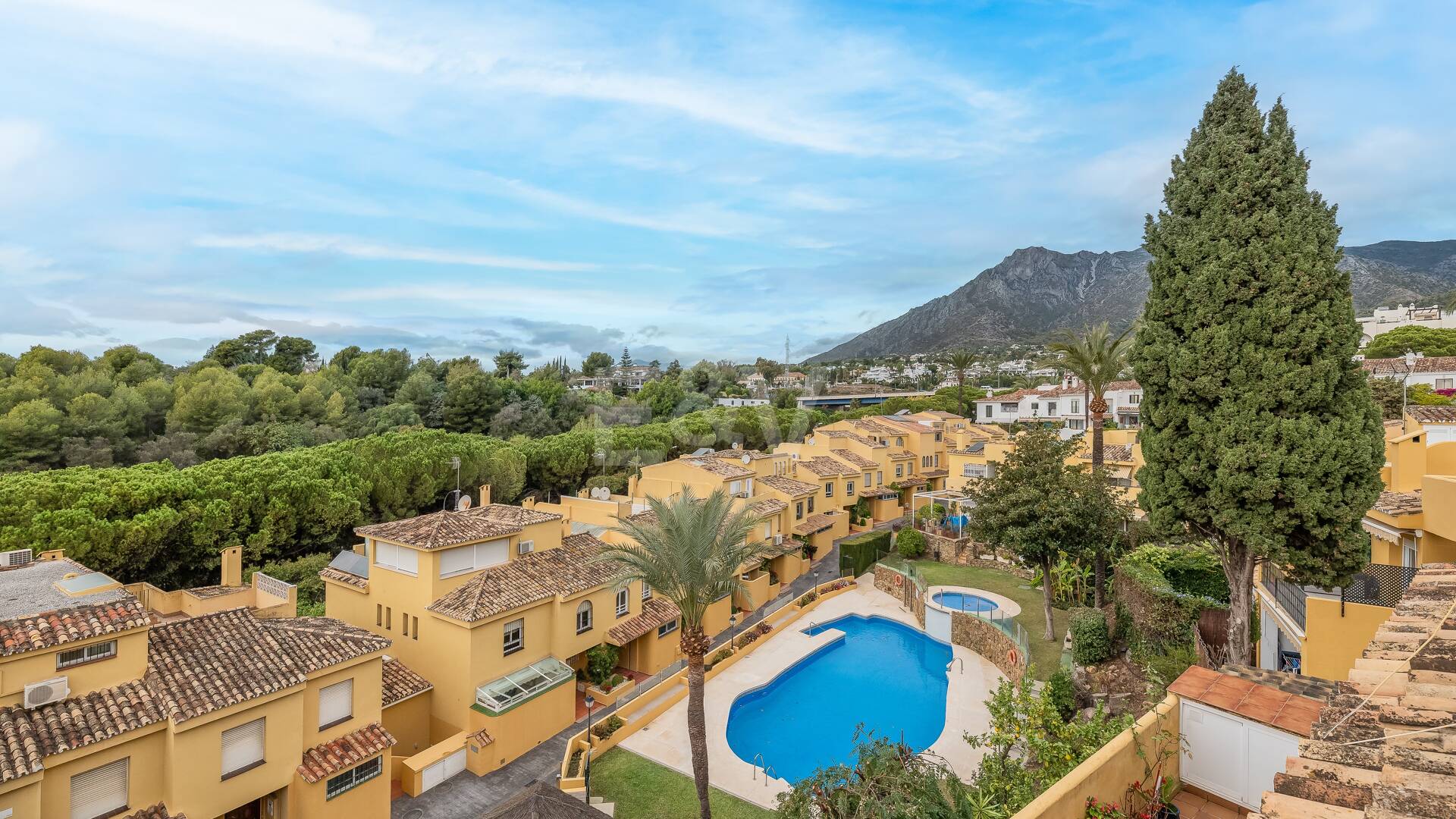 Exquisite 4 bedroom rental with sea views on The Golden Mile, Marbella.