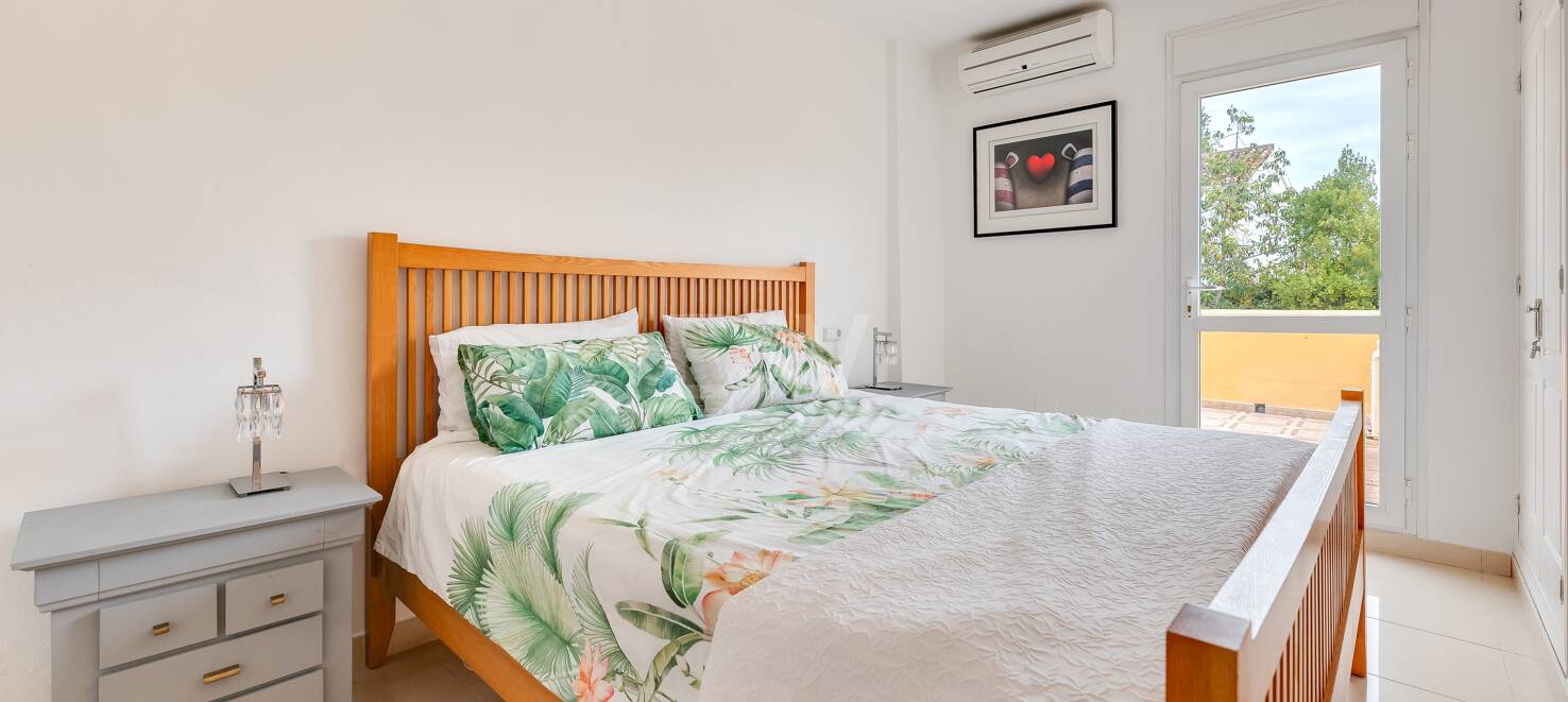 Exquisite 4 bedroom rental with sea views on The Golden Mile, Marbella.