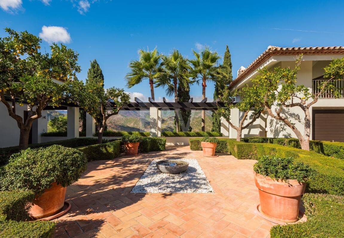 Luxuriöse Villa mit atemberaubendem Meerblick in La Zagaleta