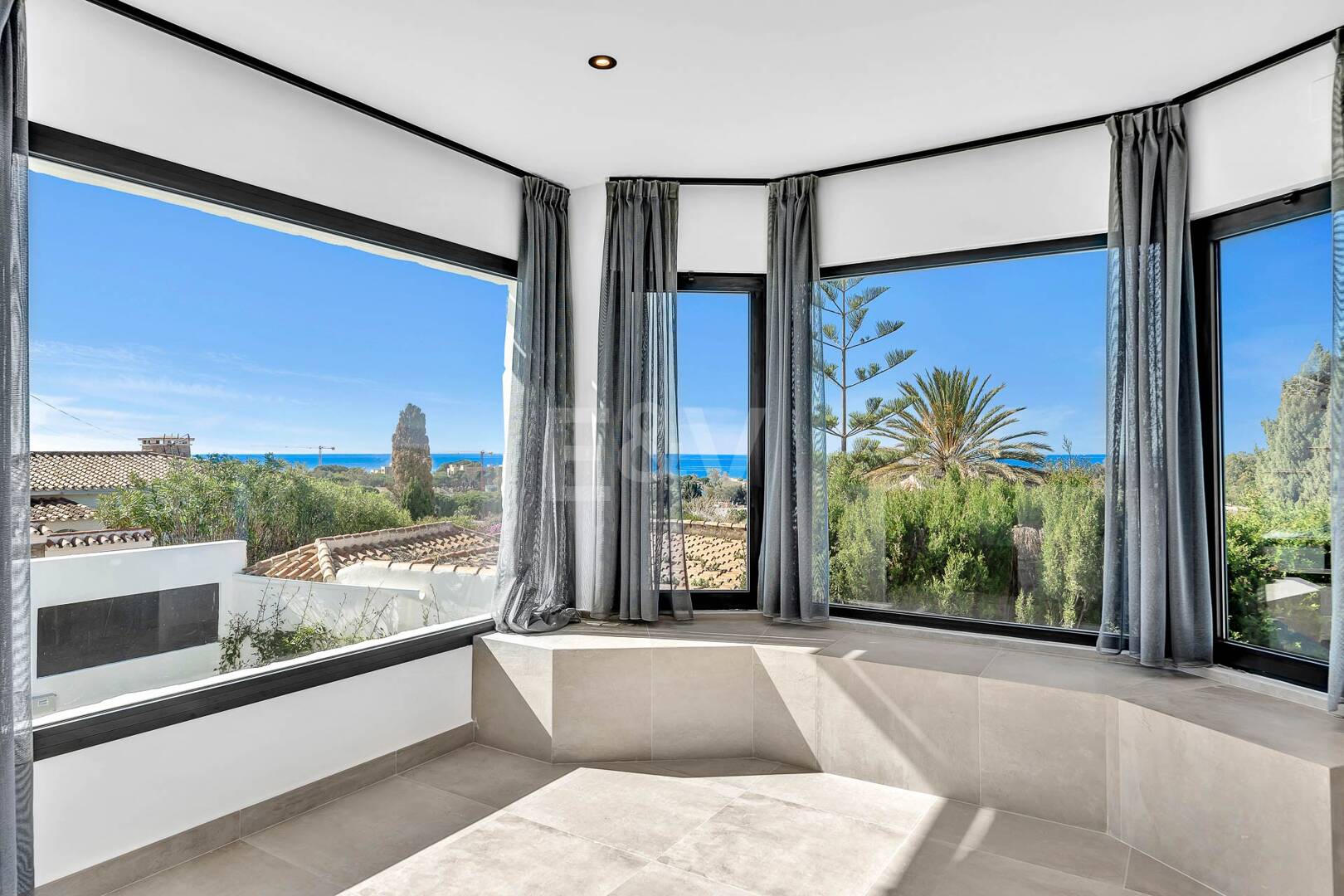 Moderne Villa in Elviria mit atemberaubendem Panoramablick auf das Meer