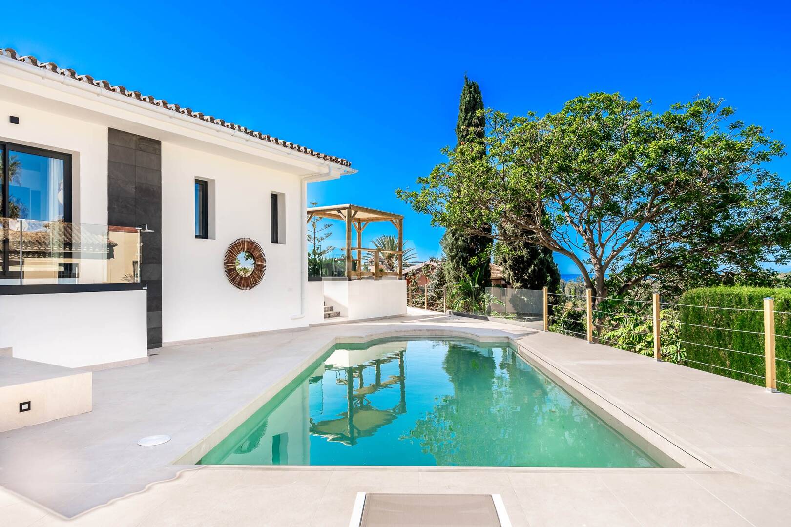 Moderne Villa in Elviria mit atemberaubendem Panoramablick auf das Meer