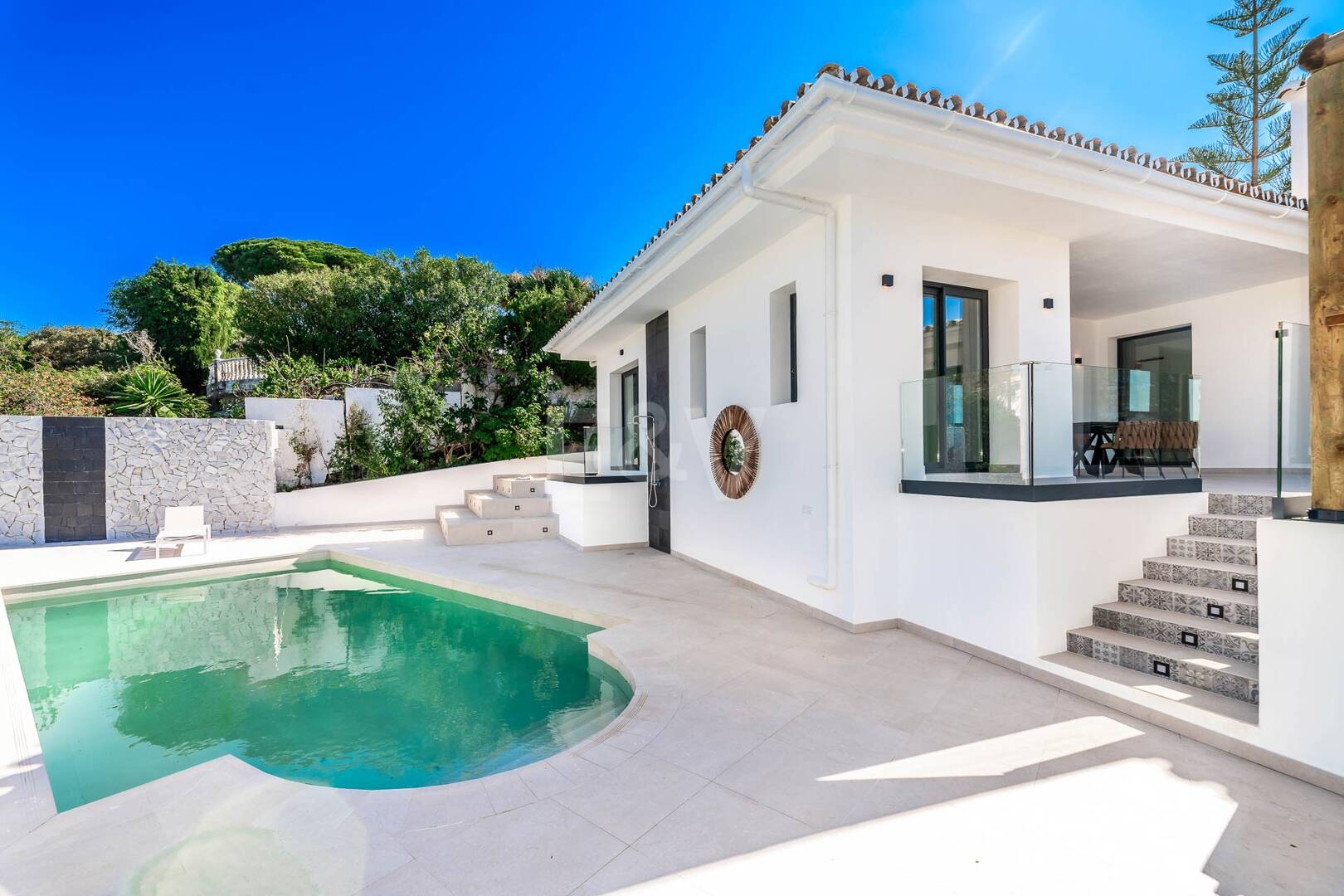 Moderne Villa in Elviria mit atemberaubendem Panoramablick auf das Meer