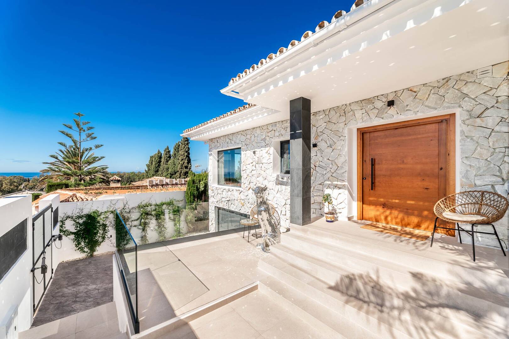 Moderne Villa in Elviria mit atemberaubendem Panoramablick auf das Meer