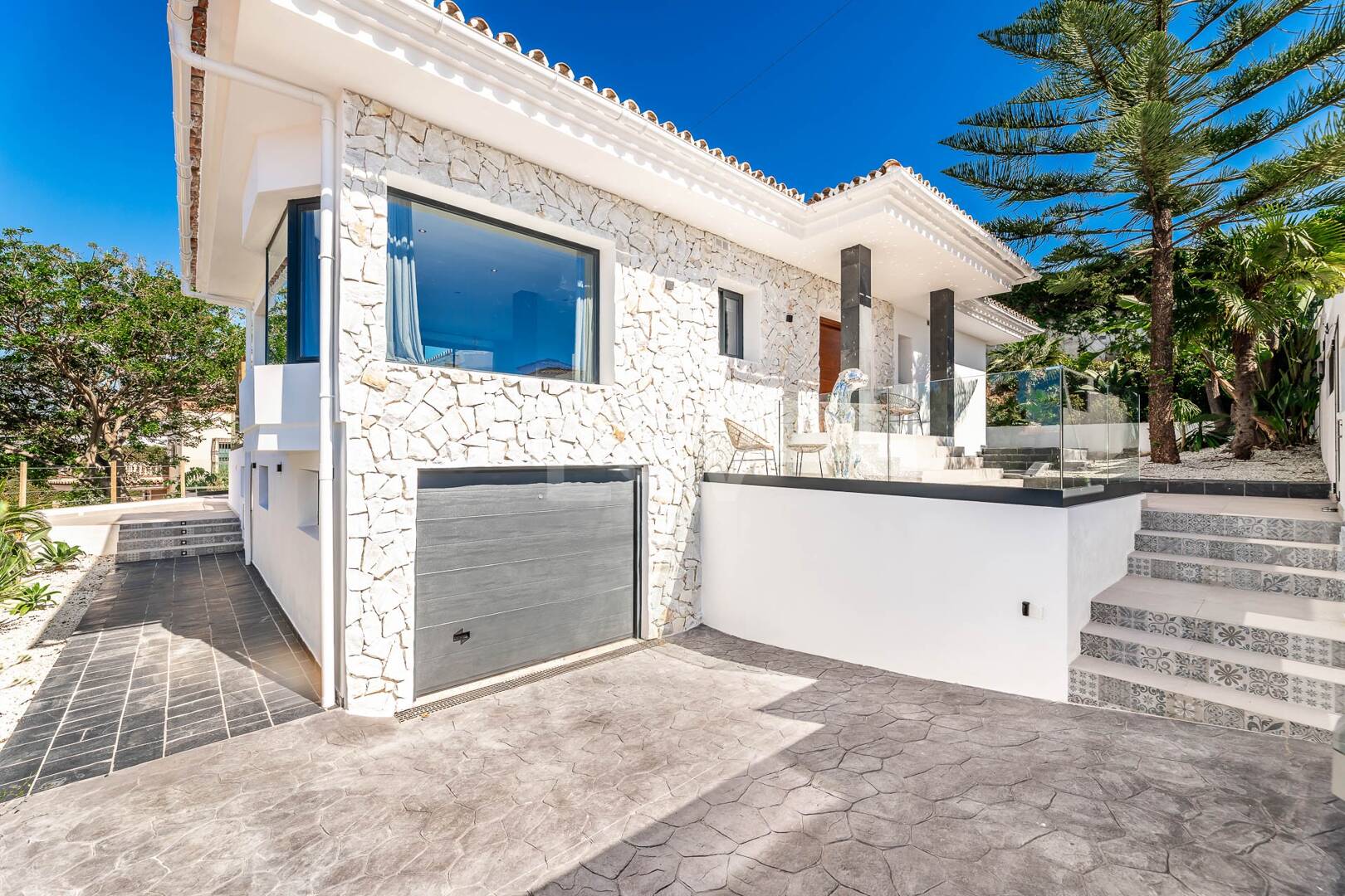 Moderne Villa in Elviria mit atemberaubendem Panoramablick auf das Meer