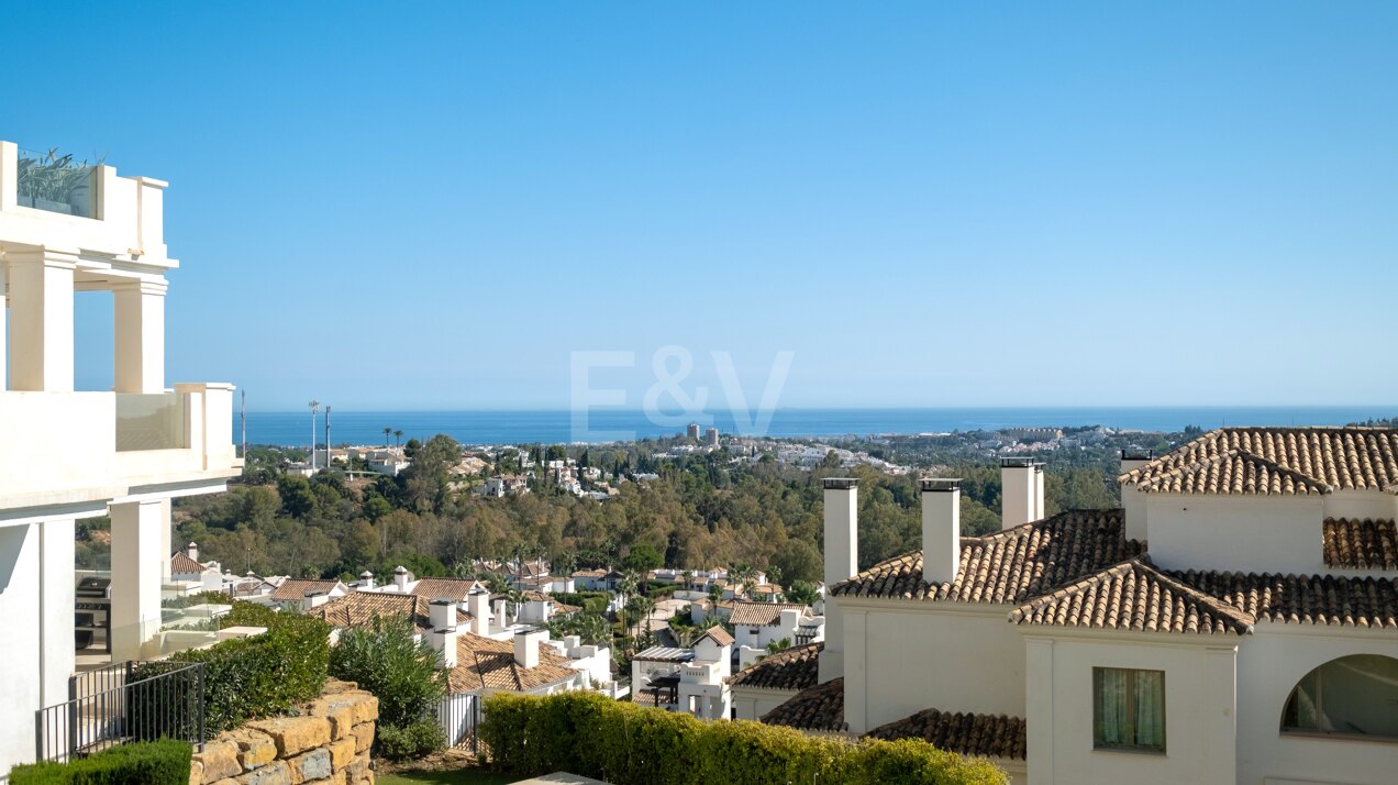 Elegant Penthouse in Nueva Andalucia with Sea Views