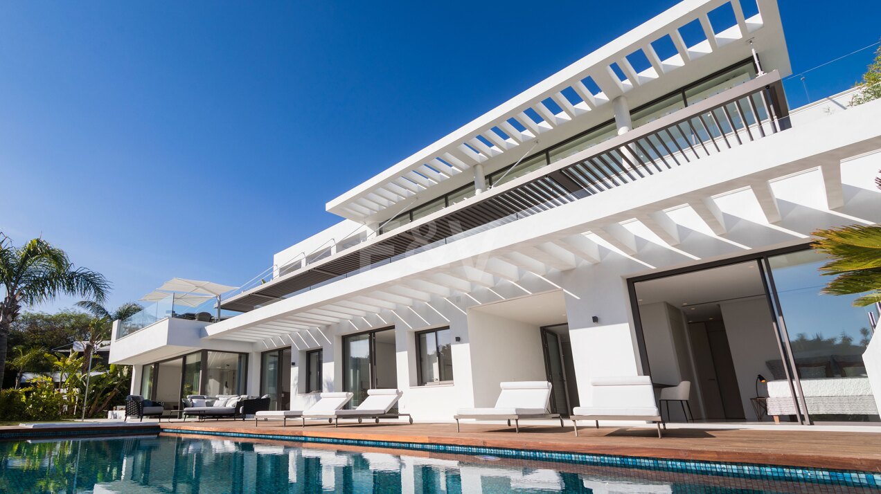 La Quinta: Contemporary five-bedroom villa with panoramic views in an exclusive location