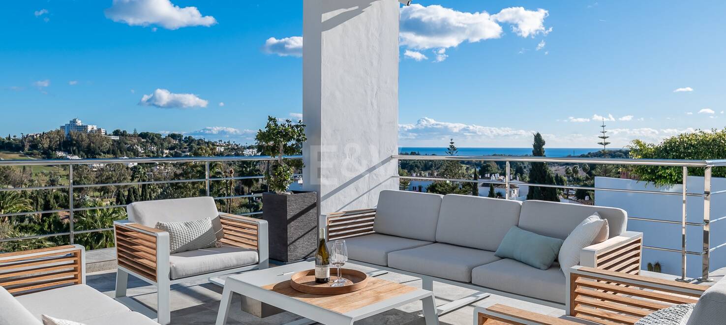 Lujo y serenidad: Villa con vistas panorámicas al mar y campo de golf privado en El Paraíso, Marbella