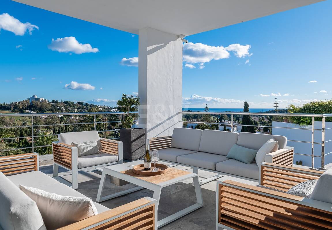 Lujo y serenidad: Villa con vistas panorámicas al mar y campo de golf privado en El Paraíso, Marbella