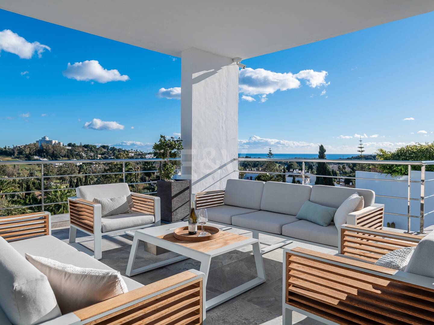 Lujo y serenidad: Villa con vistas panorámicas al mar y campo de golf privado en El Paraíso, Marbella