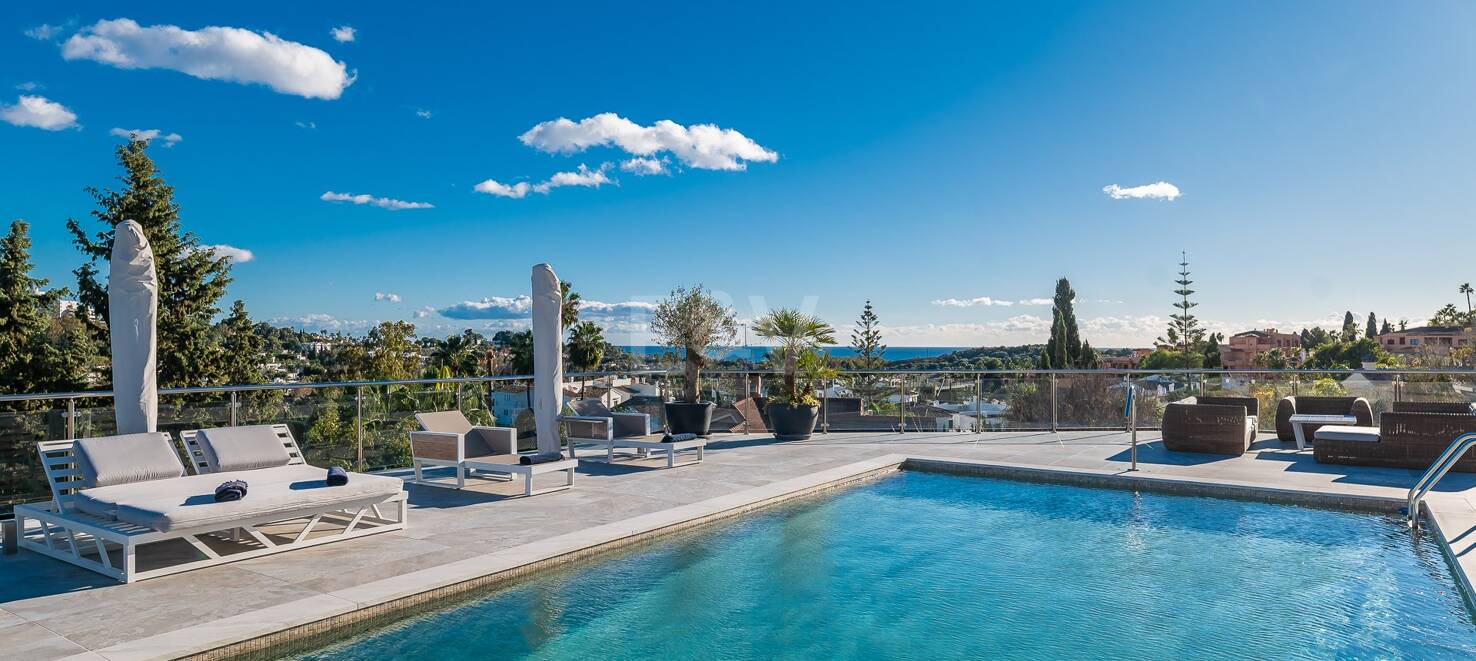 Lujo y serenidad: Villa con vistas panorámicas al mar y campo de golf privado en El Paraíso, Marbella