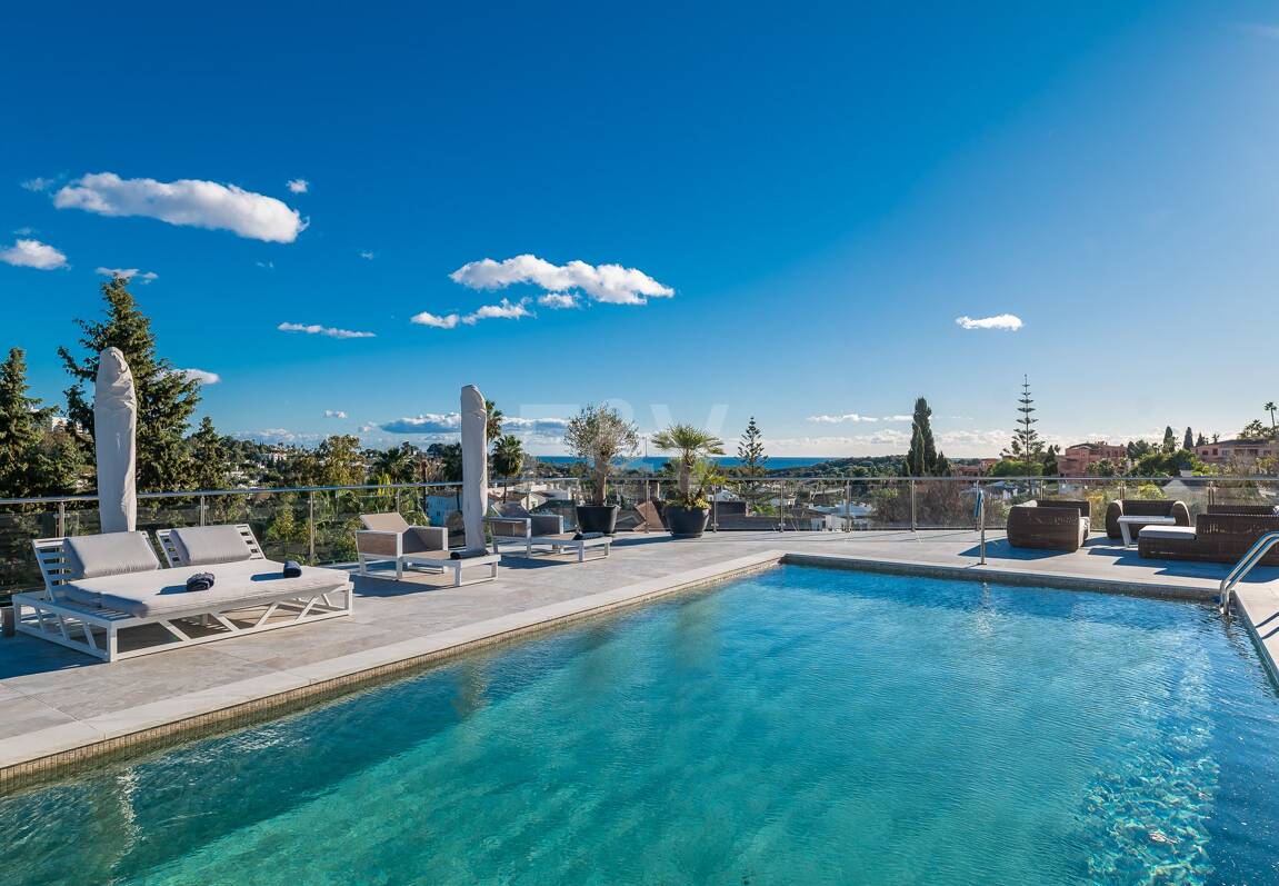 Lujo y serenidad: Villa con vistas panorámicas al mar y campo de golf privado en El Paraíso, Marbella