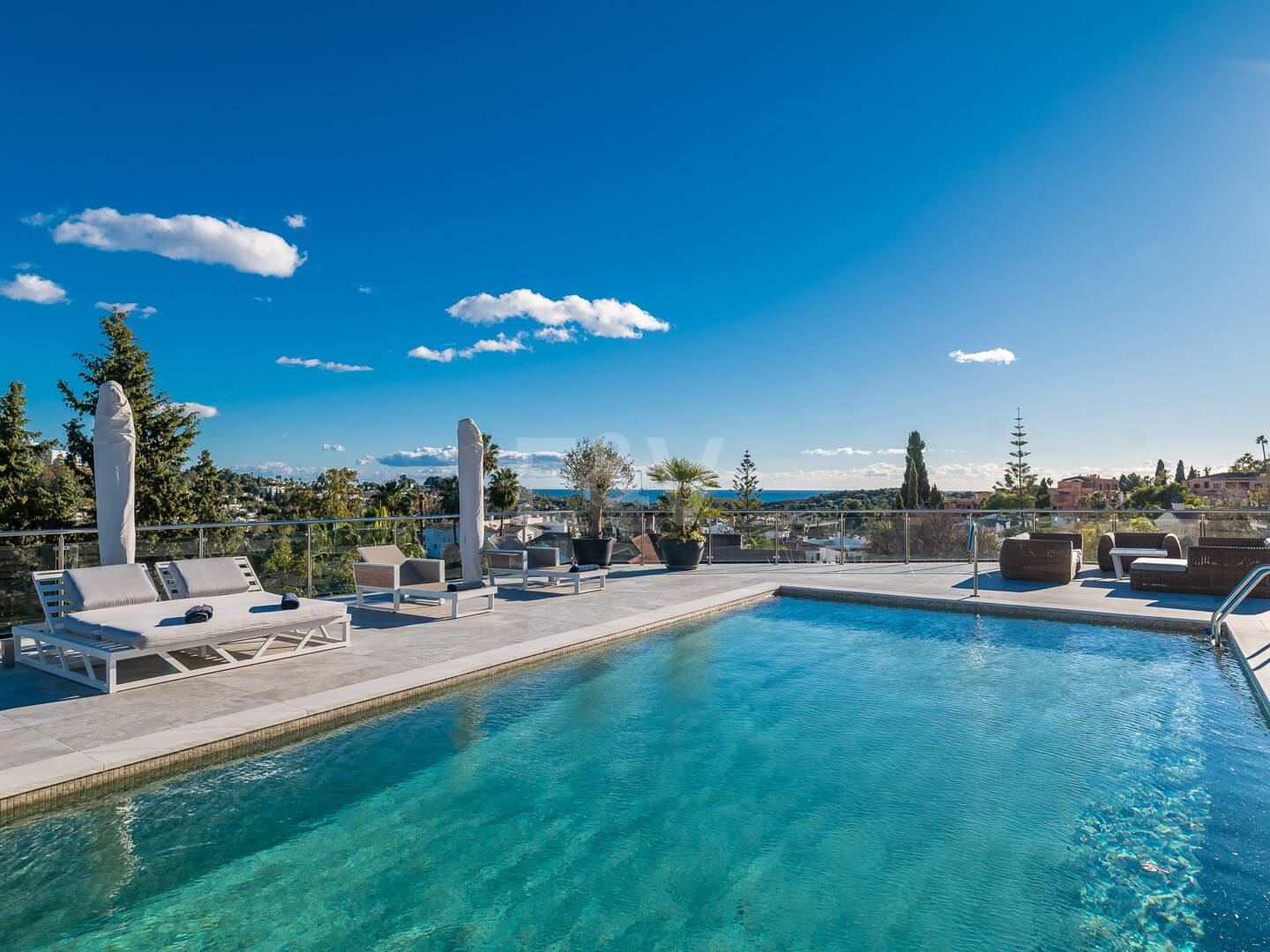 Lujo y serenidad: Villa con vistas panorámicas al mar y campo de golf privado en El Paraíso, Marbella