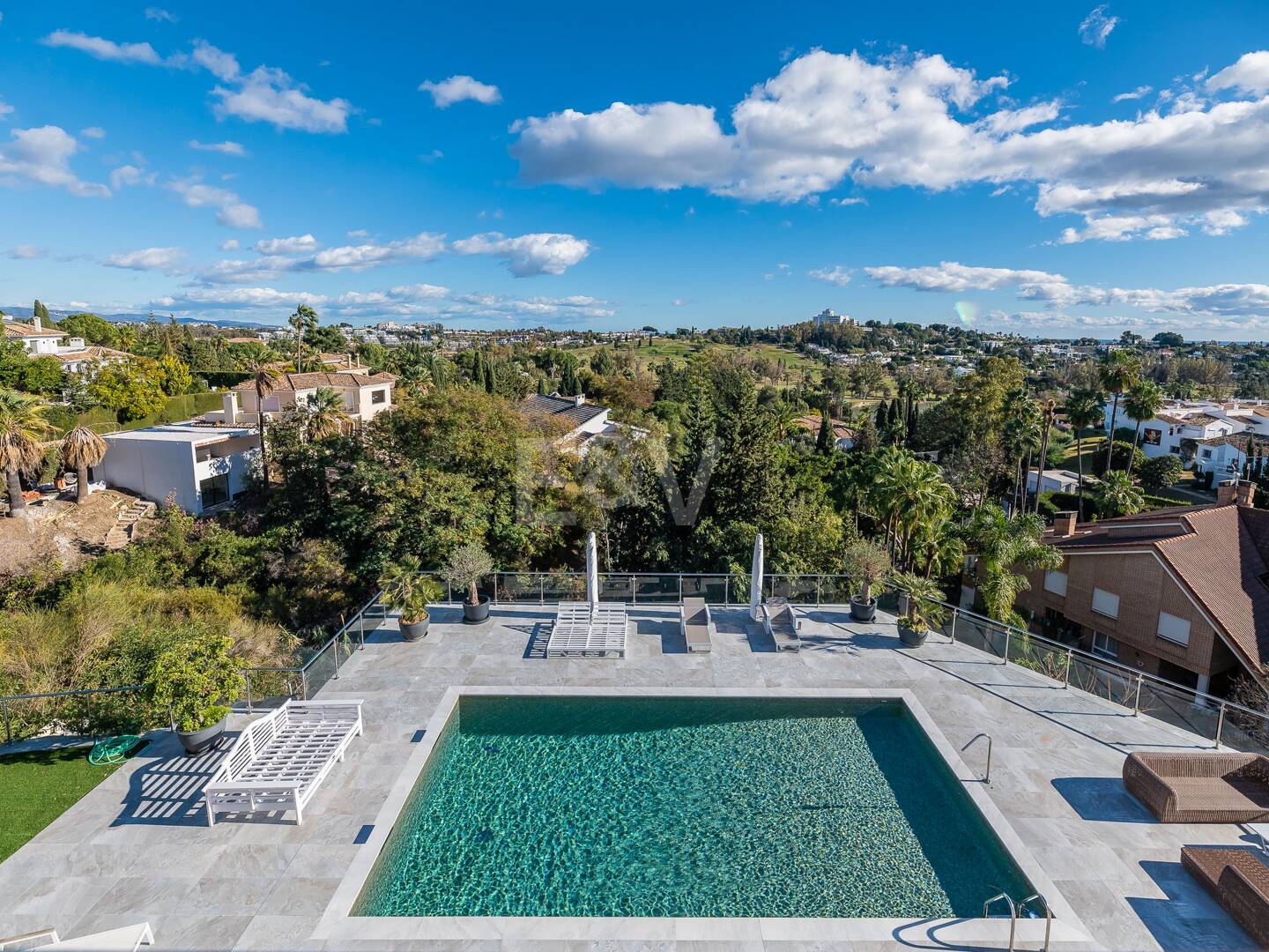 Lujo y serenidad: Villa con vistas panorámicas al mar y campo de golf privado en El Paraíso, Marbella