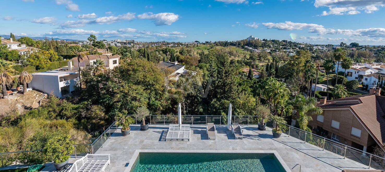 Lujo y serenidad: Villa con vistas panorámicas al mar y campo de golf privado en El Paraíso, Marbella