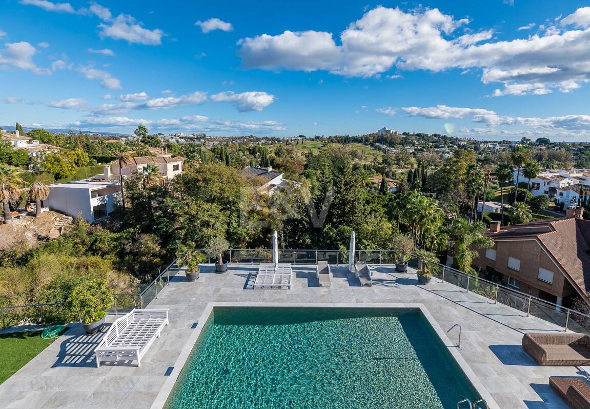 Lujo y serenidad: Villa con vistas panorámicas al mar y campo de golf privado en El Paraíso, Marbella