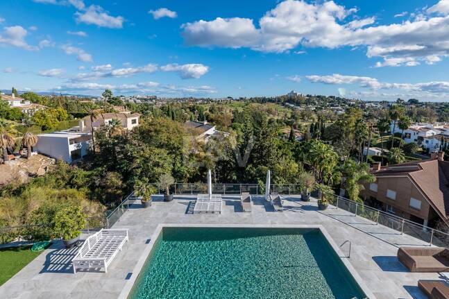 Lujo y serenidad: Villa con vistas panorámicas al mar y campo de golf privado en El Paraíso, Marbella