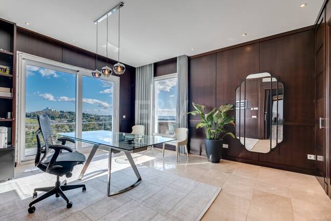 Lujo y serenidad: Villa con vistas panorámicas al mar y campo de golf privado en El Paraíso, Marbella