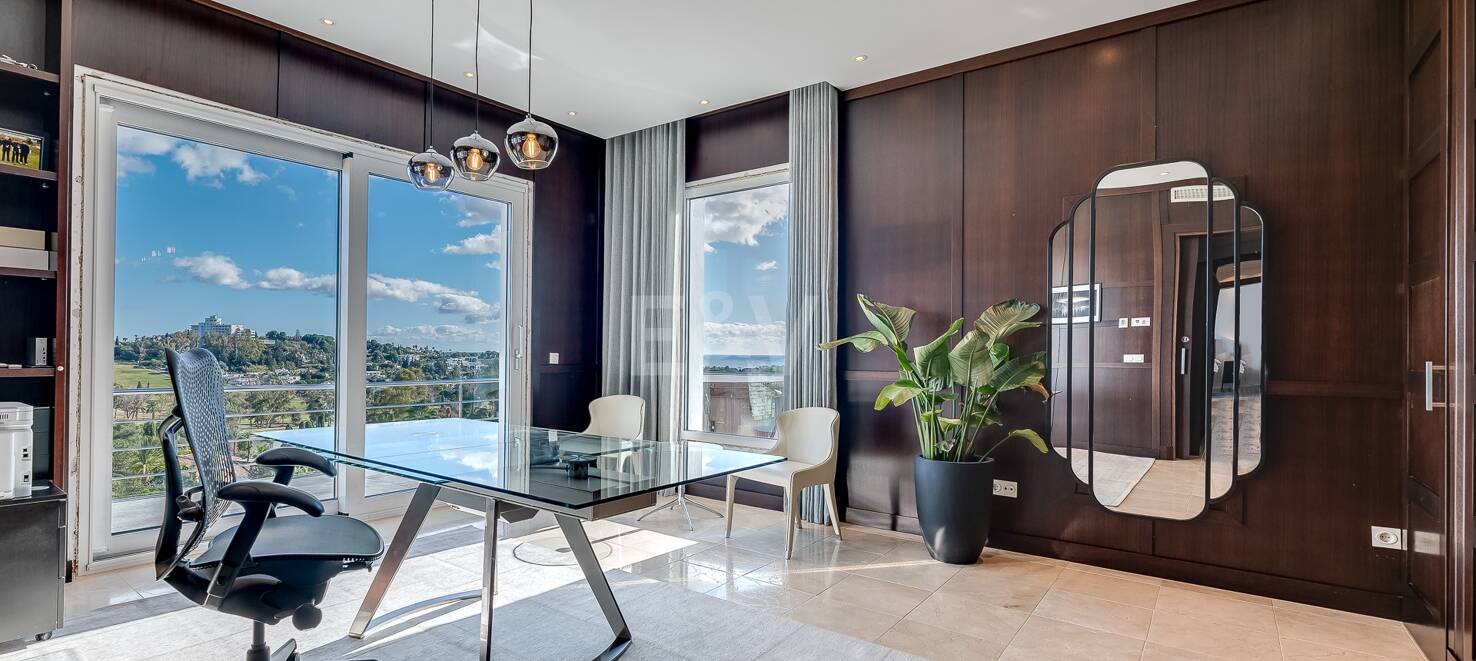 Lujo y serenidad: Villa con vistas panorámicas al mar y campo de golf privado en El Paraíso, Marbella