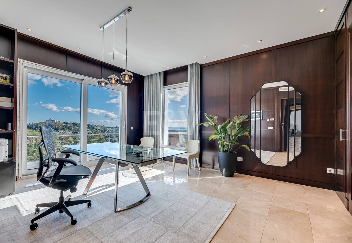 Lujo y serenidad: Villa con vistas panorámicas al mar y campo de golf privado en El Paraíso, Marbella
