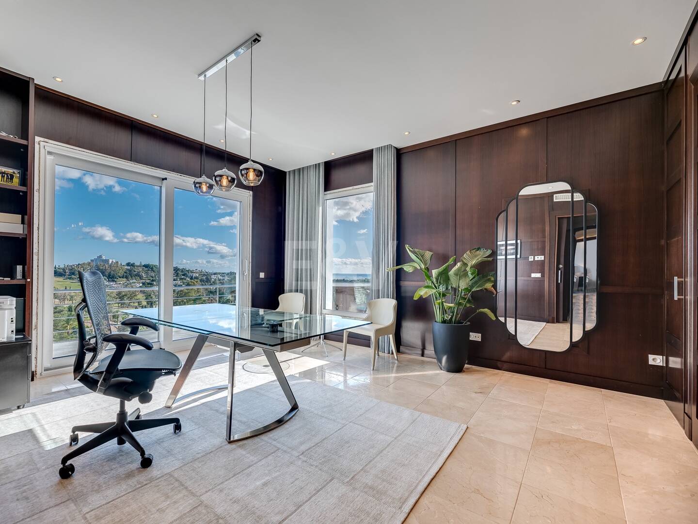 Lujo y serenidad: Villa con vistas panorámicas al mar y campo de golf privado en El Paraíso, Marbella