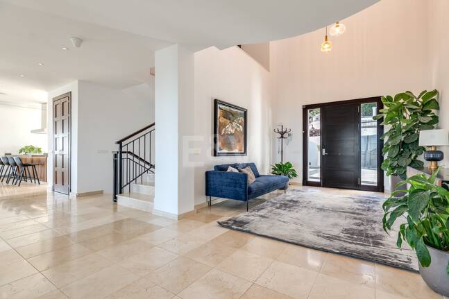 Lujo y serenidad: Villa con vistas panorámicas al mar y campo de golf privado en El Paraíso, Marbella