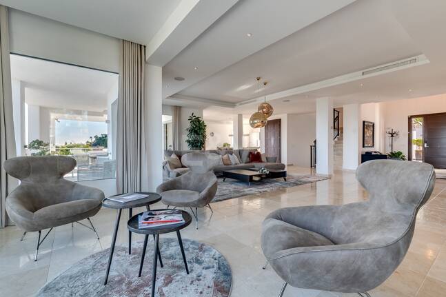 Lujo y serenidad: Villa con vistas panorámicas al mar y campo de golf privado en El Paraíso, Marbella