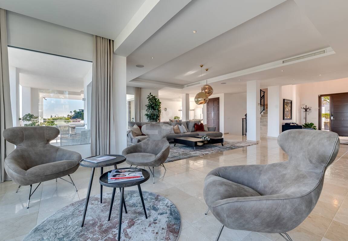 Lujo y serenidad: Villa con vistas panorámicas al mar y campo de golf privado en El Paraíso, Marbella