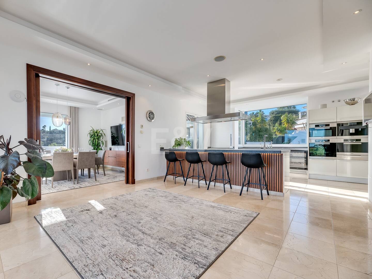 Lujo y serenidad: Villa con vistas panorámicas al mar y campo de golf privado en El Paraíso, Marbella