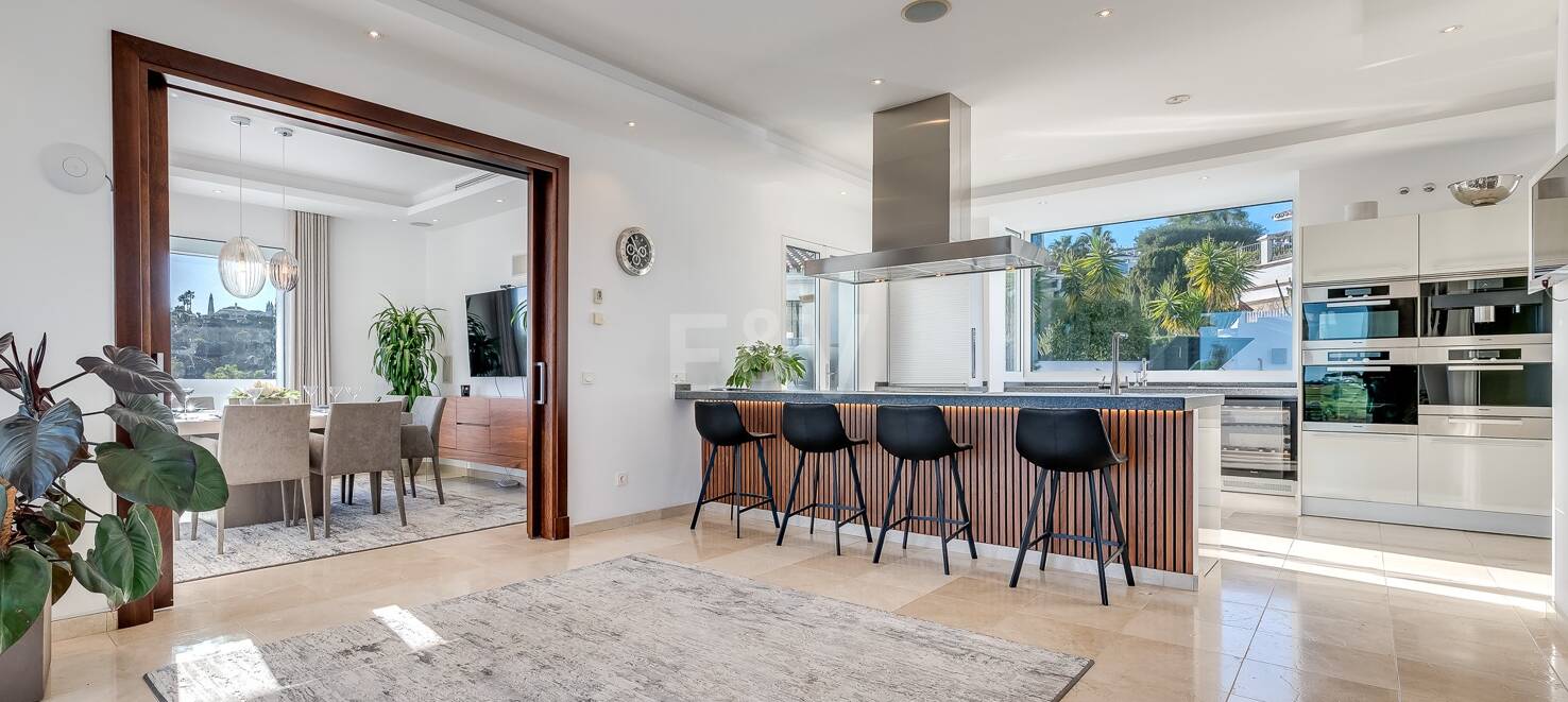 Lujo y serenidad: Villa con vistas panorámicas al mar y campo de golf privado en El Paraíso, Marbella