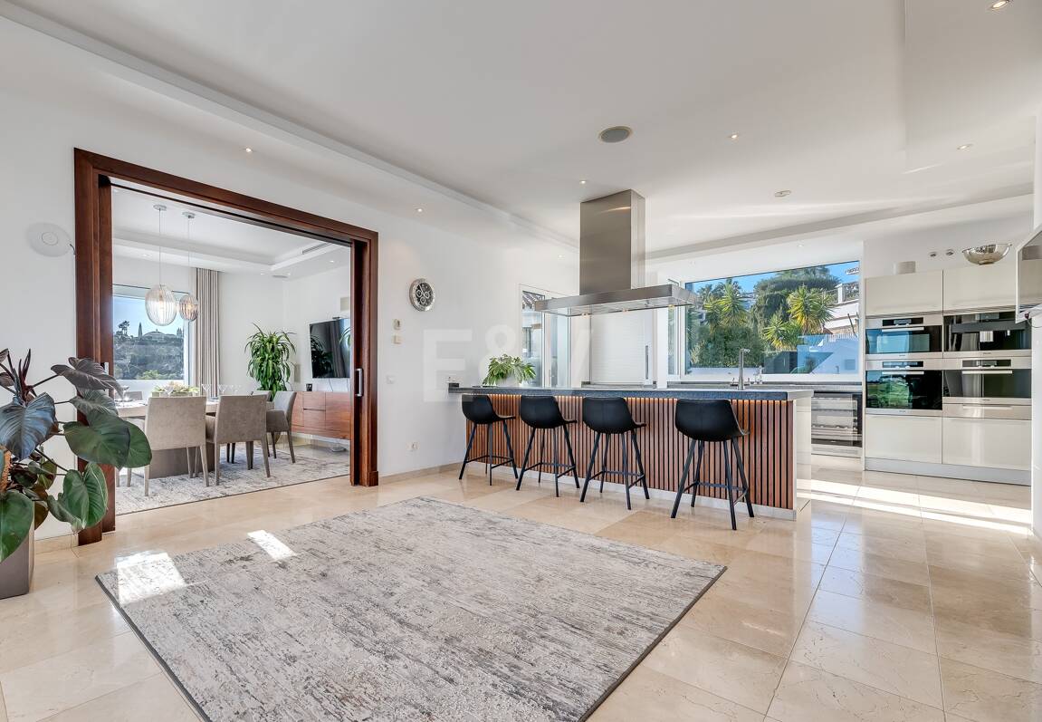 Lujo y serenidad: Villa con vistas panorámicas al mar y campo de golf privado en El Paraíso, Marbella