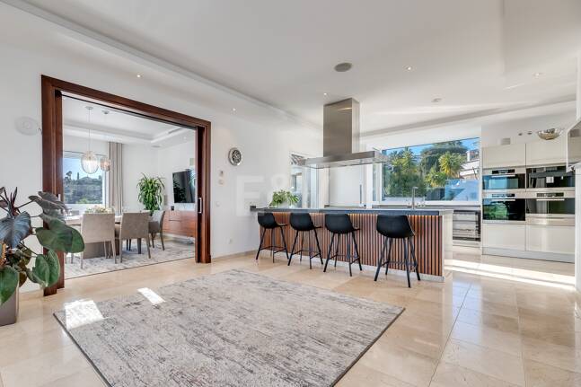 Lujo y serenidad: Villa con vistas panorámicas al mar y campo de golf privado en El Paraíso, Marbella