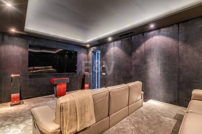 Lujo y serenidad: Villa con vistas panorámicas al mar y campo de golf privado en El Paraíso, Marbella